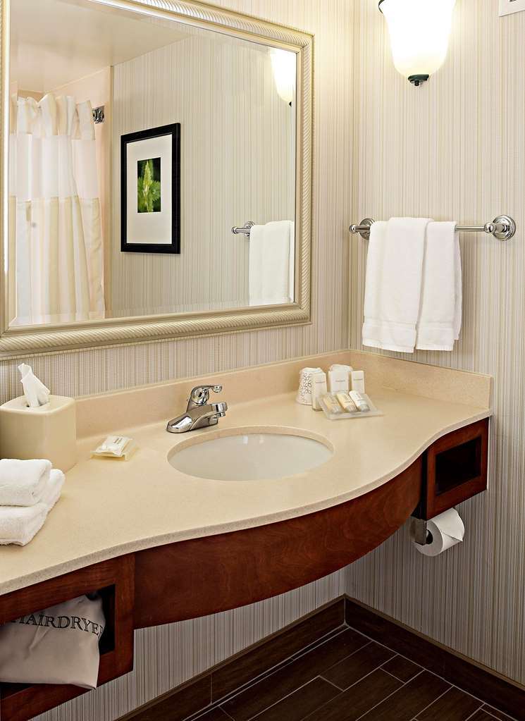 Hilton Garden Inn Plymouth Room photo